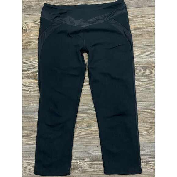 Fabletics Pants - FABLETICS Leggings Cropped/Capri Medium Black Poly/Elastane Waistband Pocket